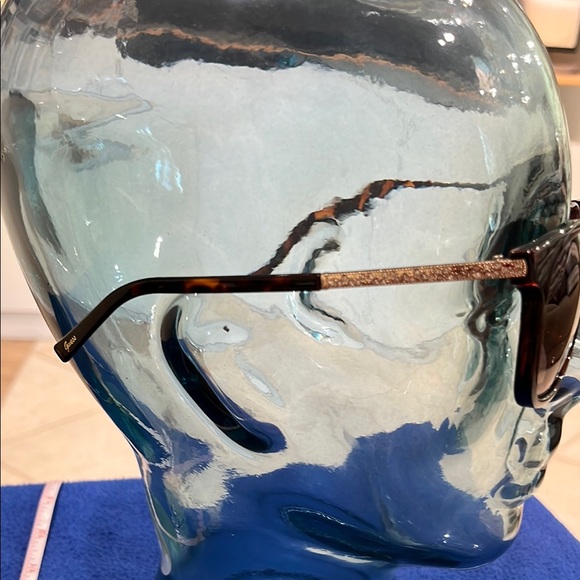 Guess Brown Tortoise and Gold Sunglasses with Vinyl Drawstring Guess Pouch 1-259 - Picture 4 of 16